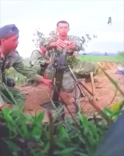 越南士兵发射60毫米迫击炮，突然卡弹了，怎么办？

迫击炮出现哑弹，真的是很危险