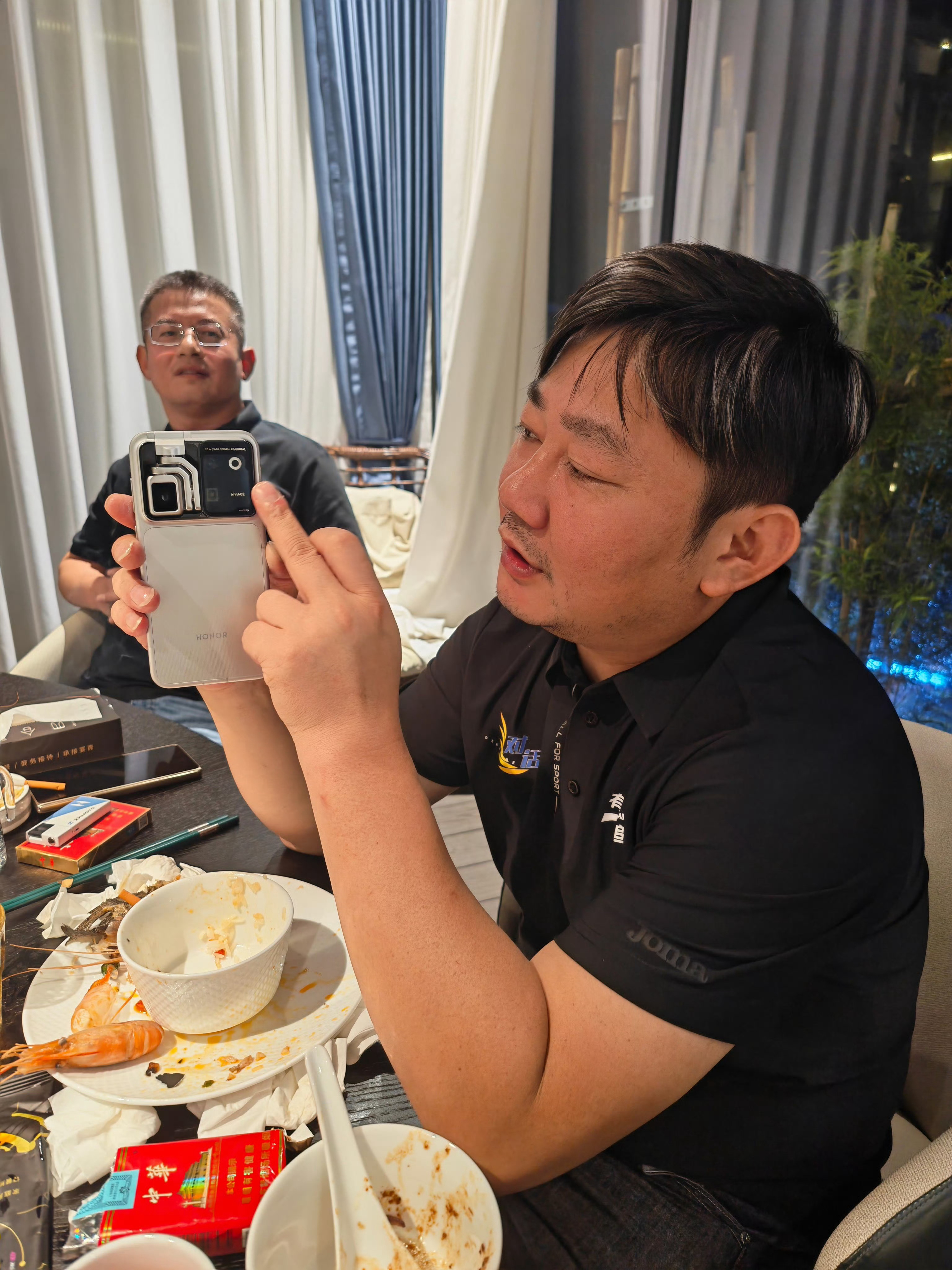 张雪+荣耀Robot Phone 这组合应该是绝配吧？一个一生热爱摩托运动，一个