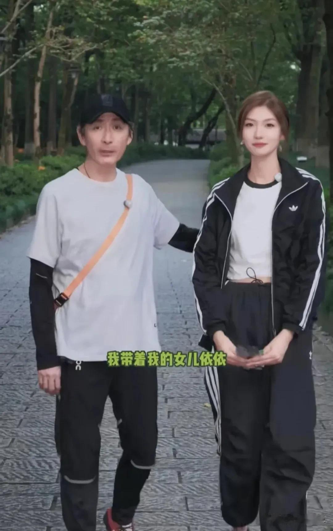 57岁张子健带27岁女儿逛杭州植物园，女儿身高超180cm，长相太像亡母李婷了！