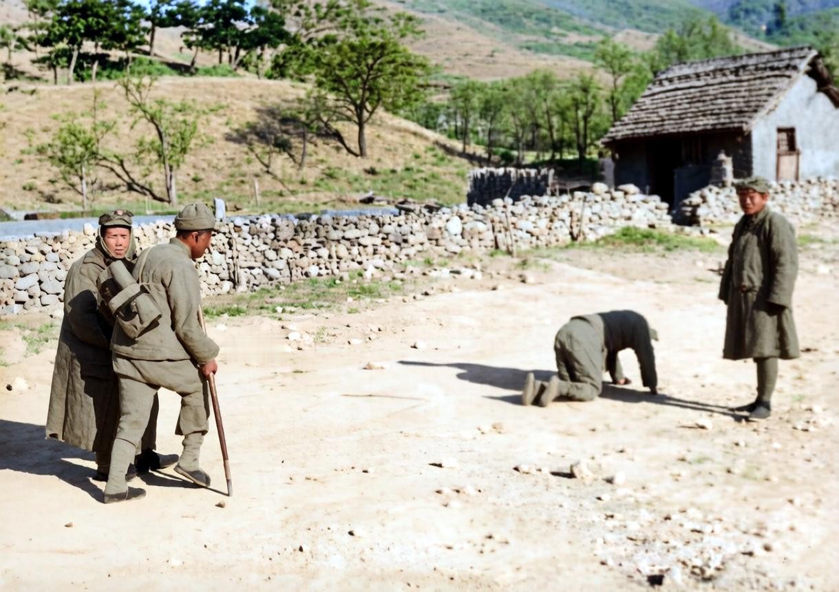 1933年，从热河抗战前线撤下来的中国伤病员。因为缺乏必要救护人员及救护设备，伤