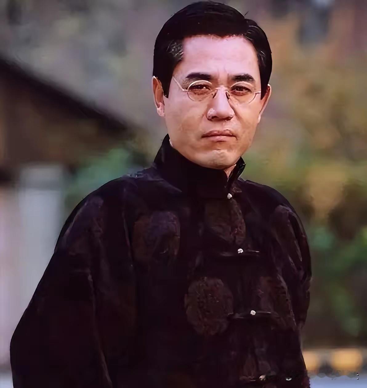 [微风]主持人曾问陈宝国：“你拍戏那么赚钱，能不能借我点钱花。”而陈宝国的话却引