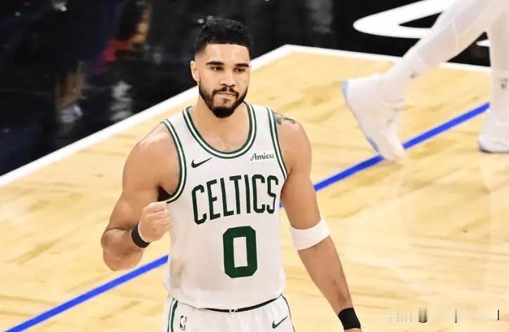 NBA官方今日公布了本赛季最佳阵容名单，其中凯尔特人前锋杰森-塔图姆入选最佳阵容
