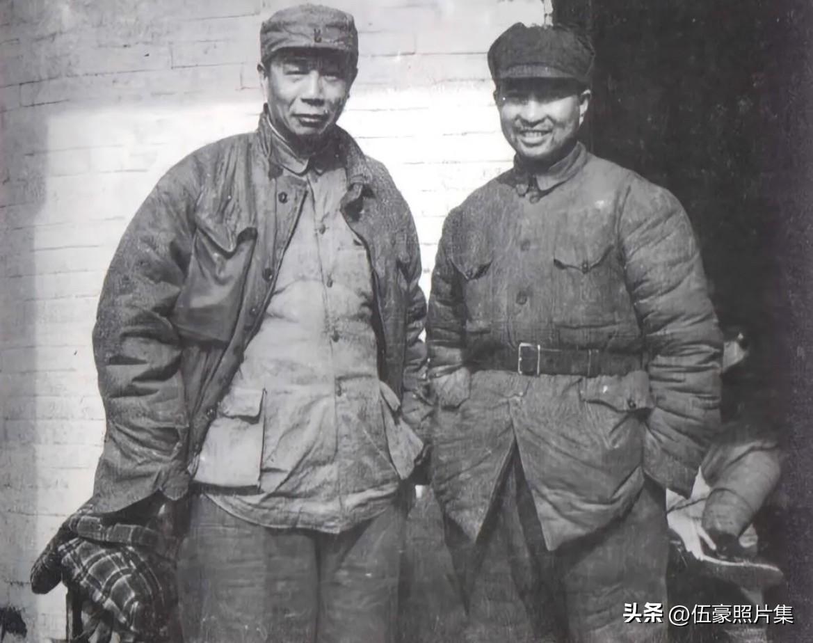 1948年3月，洛阳战役前线，华东野战军参谋长陈士榘（左）与晋冀鲁豫野战军陈谢兵