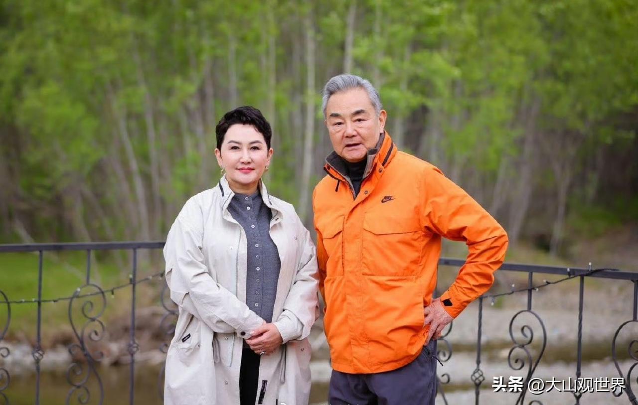 年年春天吃一嘴黄沙！中蒙外长一起种树，总算从源头动手治沙尘了
 
6月14号咱们