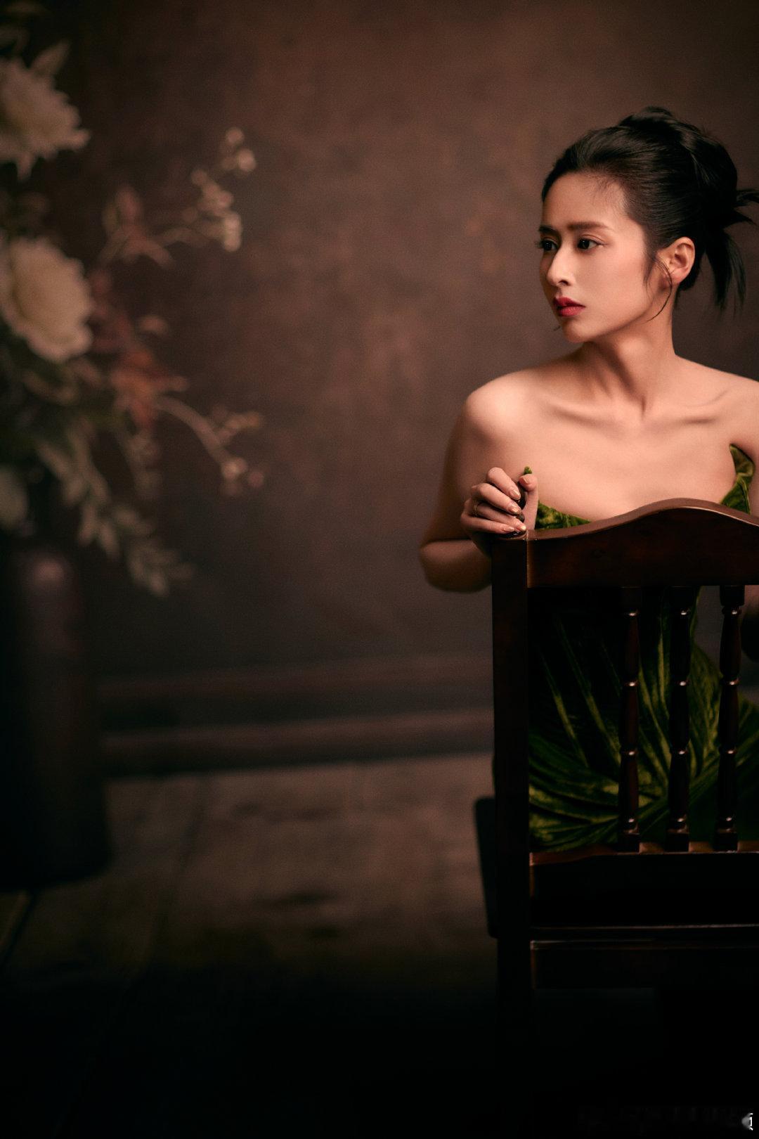 颖儿怎么把黄瓜香芋穿身上 微博视界大会造型封神！纤细身形撑得起露肩设计，腰臀比被