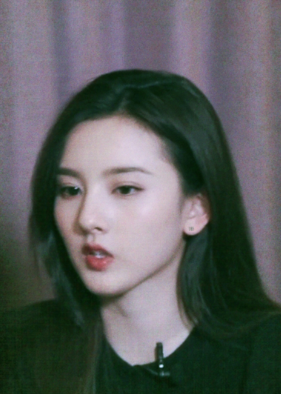 宋祖儿上下目线不同形态带来的的温差，垂眼时尖眼角强化后的英气妩媚和睁大眼睛后的清