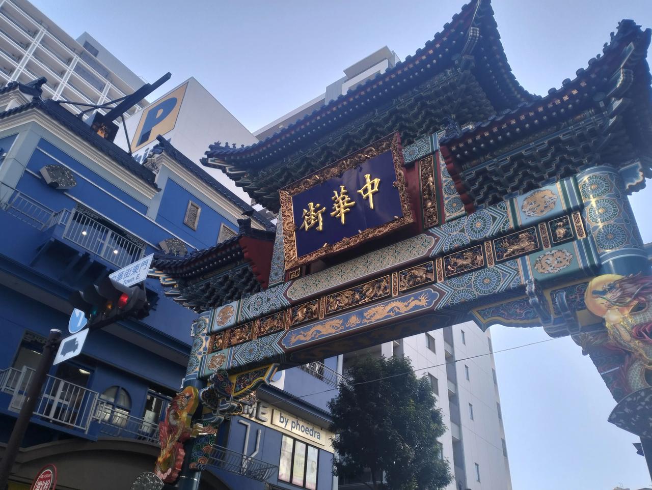 这里有三百多家华人商户，其中有两百多家是中国餐馆，每年吸引游客达1800万人次。