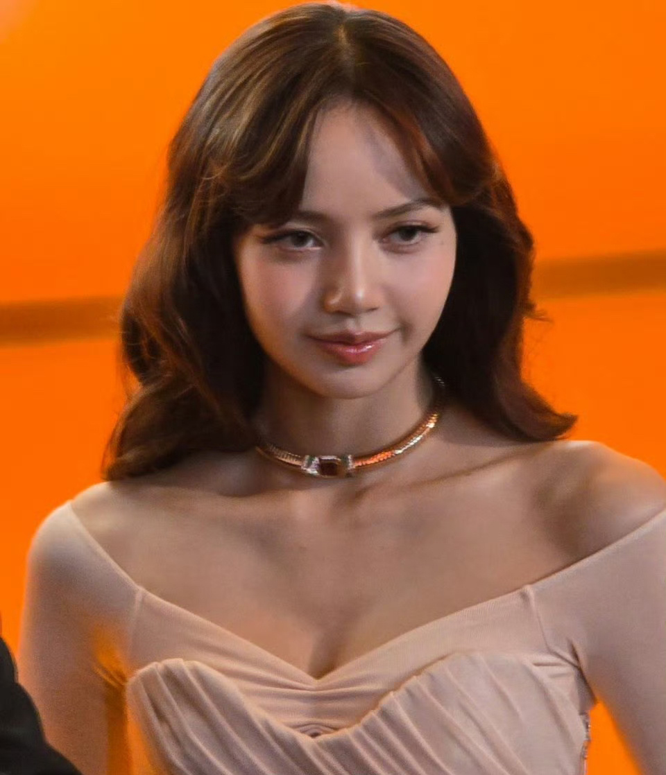 Lisa最新活动生图~她是不是还是更适合齐刘海啊[doge] 