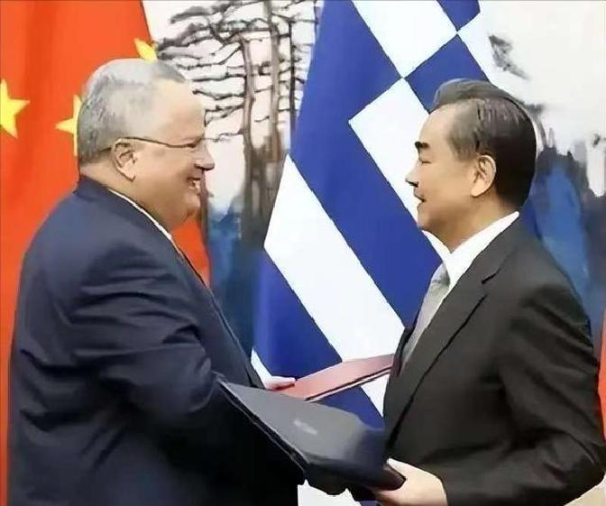 果不其然。
 
欧盟突然宣布了对希腊的三年期援助安排，总额约1100亿欧元，由欧