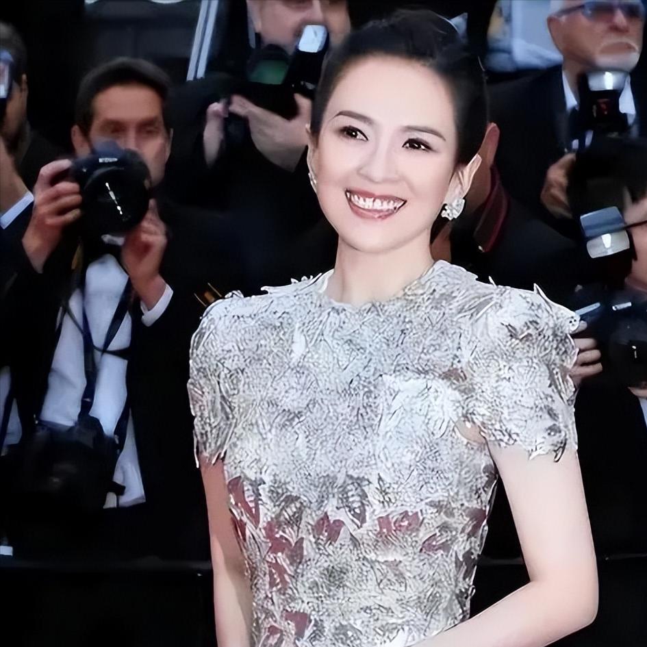 演员，章子怡说，生孩子，我一声没吭，就咬着牙坚持了两个小时，疼了四个小时，最后才