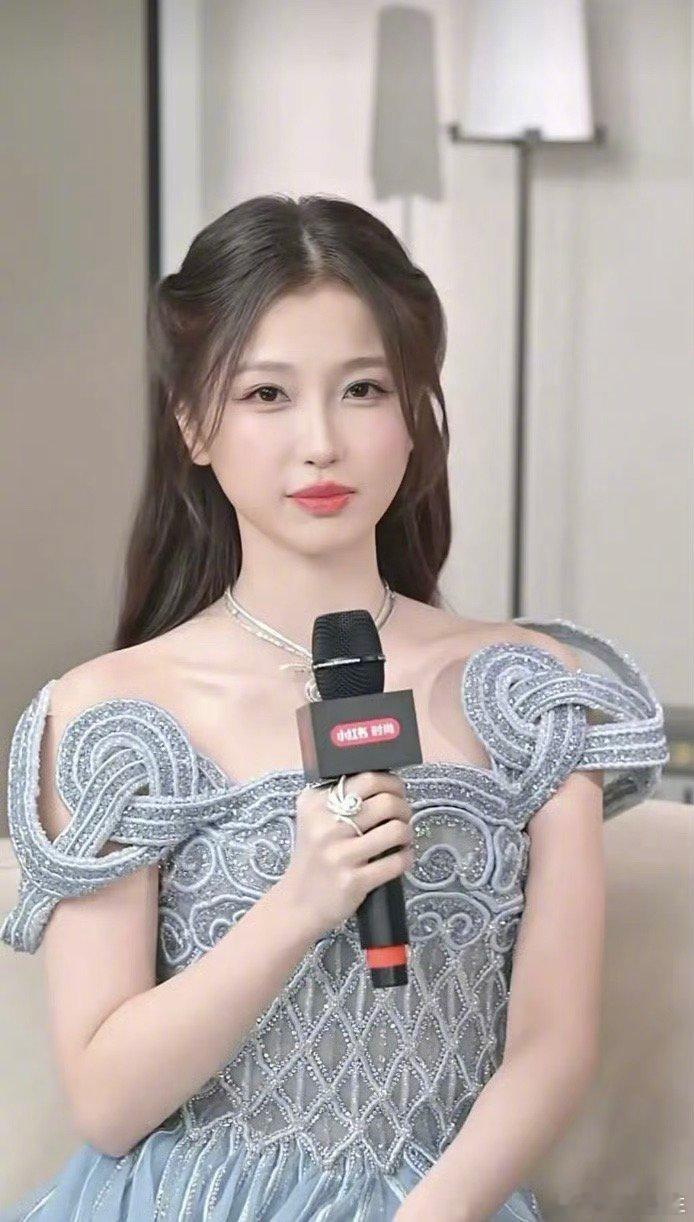 两大95花虞书欣、赵露思今日直播造型如下。 ​​​