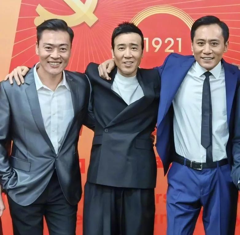 右边是《亮剑》里的魏和尚扮演者张桐，看着有点发福了哈！但依然还是那么帅气。中间笑
