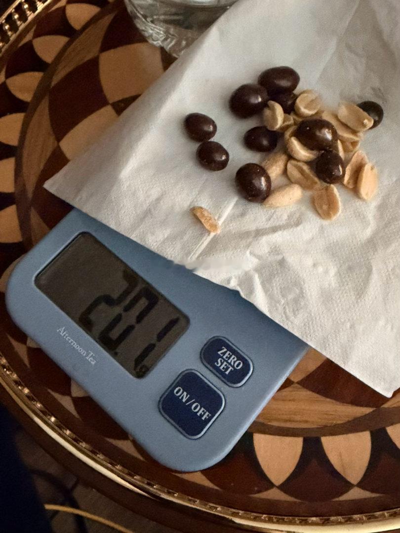 今儿开始控制我的花巧摄入！一不小心就吃多花生和巧克力混合一起太好吃了就20克不能