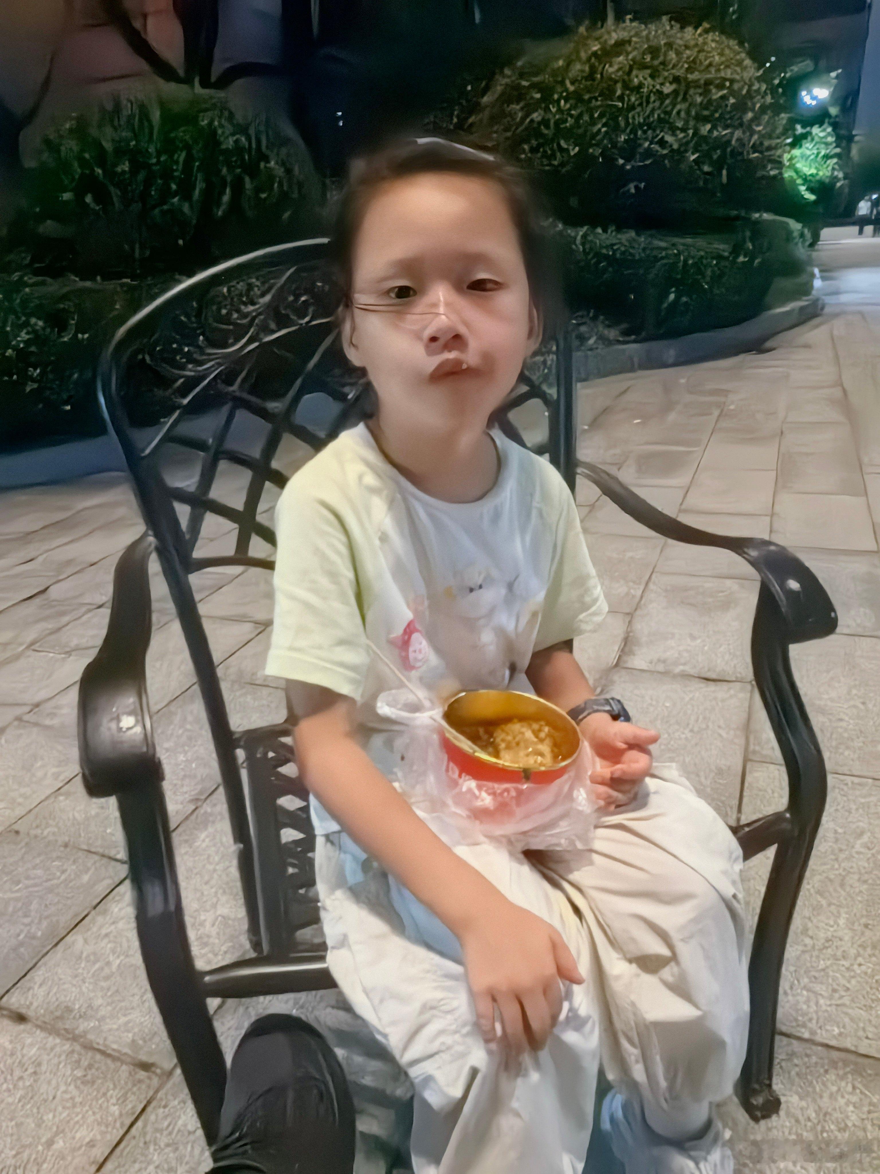 爸爸带娃躲在楼下偷吃臭豆腐[doge] ，她说毛主席爱吃的零食 ​​​