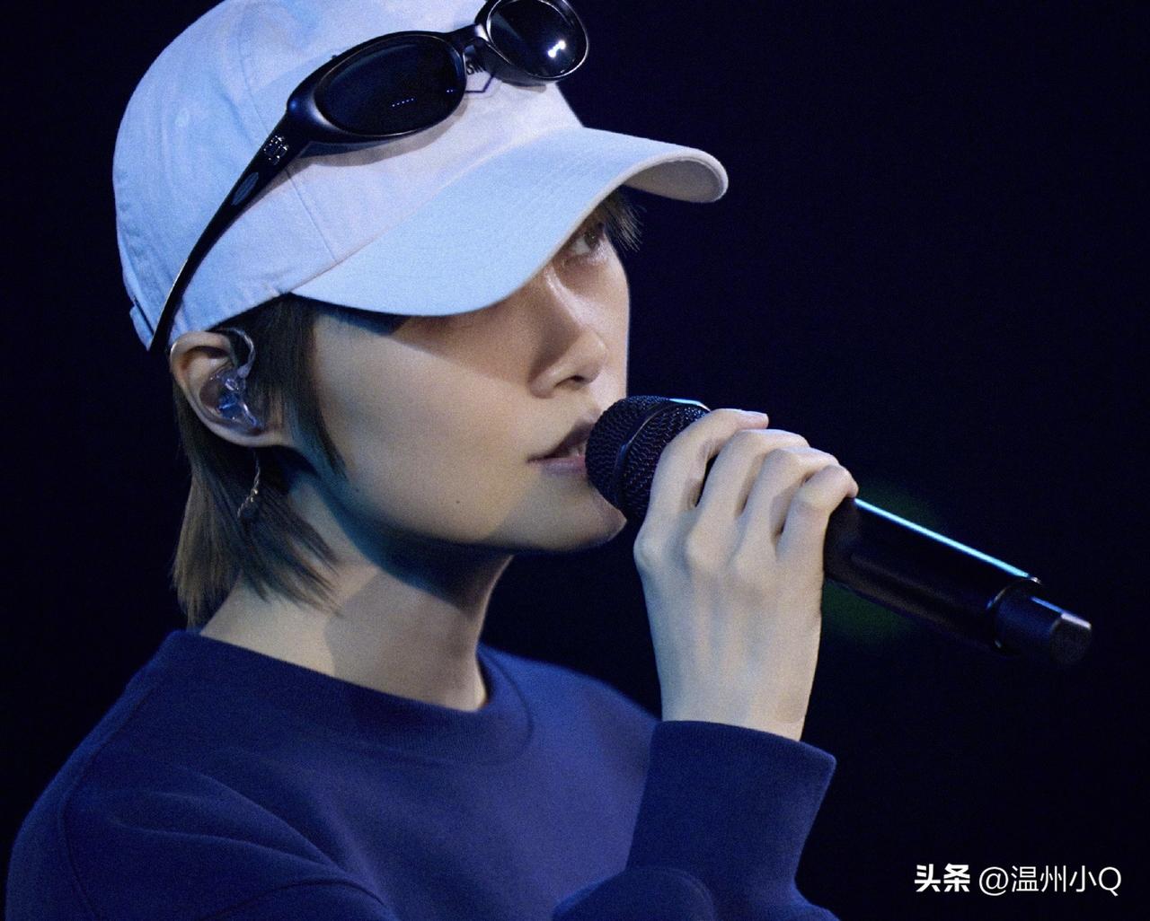 李宇春不仅腿好看，她的手也特别好看。