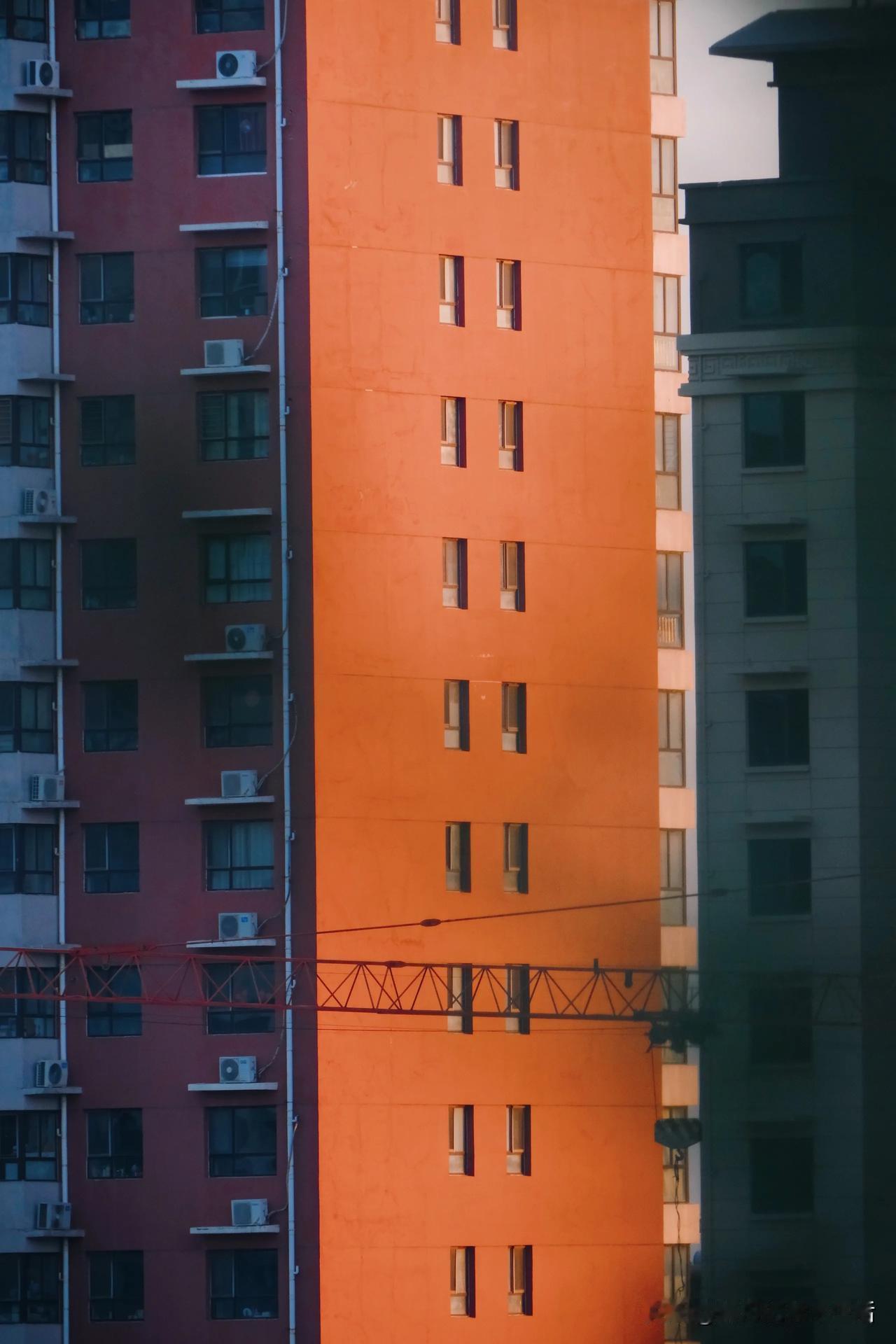 晨光与暮色
站在阳台上
远眺，不同的晨昏

看窗日落景 夕阳下的这座城