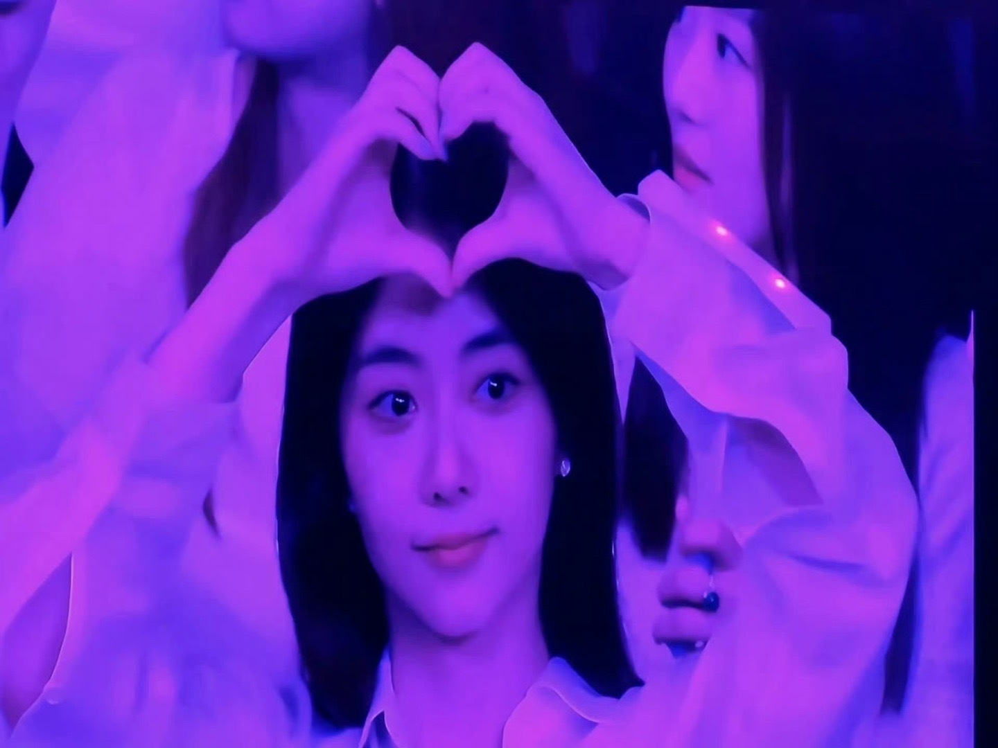 谭松韵看演唱会的大屏，这也太美了吧？至今不敢相信她已经34了…… ​​​
