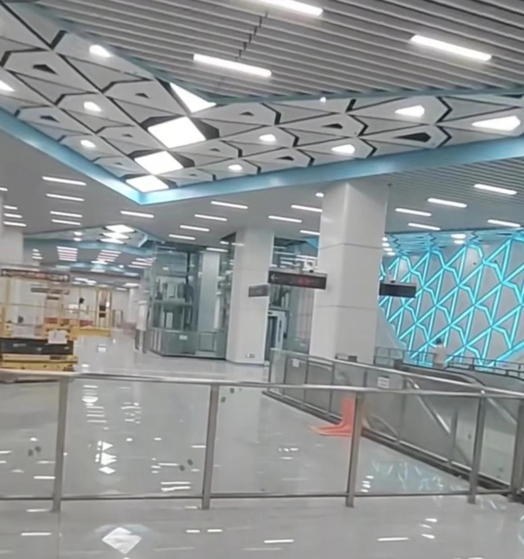 厦门地铁3号线翔安机场站
可和4号线翔安机场站平行换乘。吊顶和4号线翔安机场站采