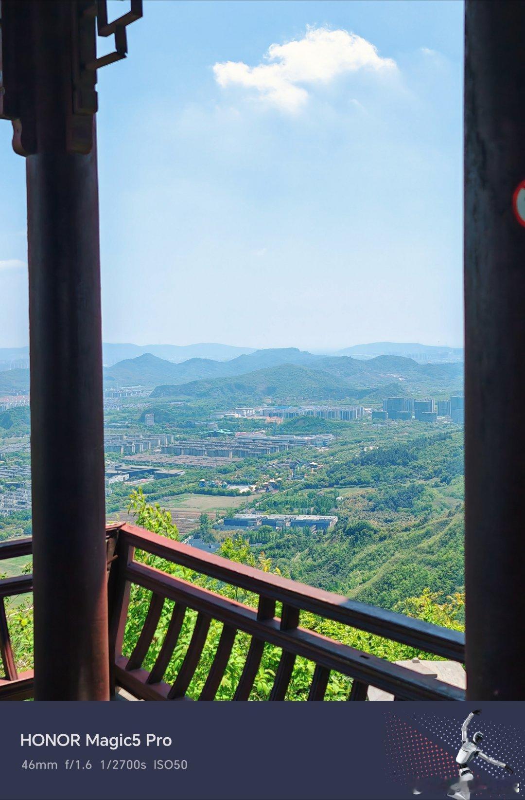 登高望远，风从山林里穿堂而过，眼前的城市与绿意连成一片。把日常的琐碎都丢在山脚下