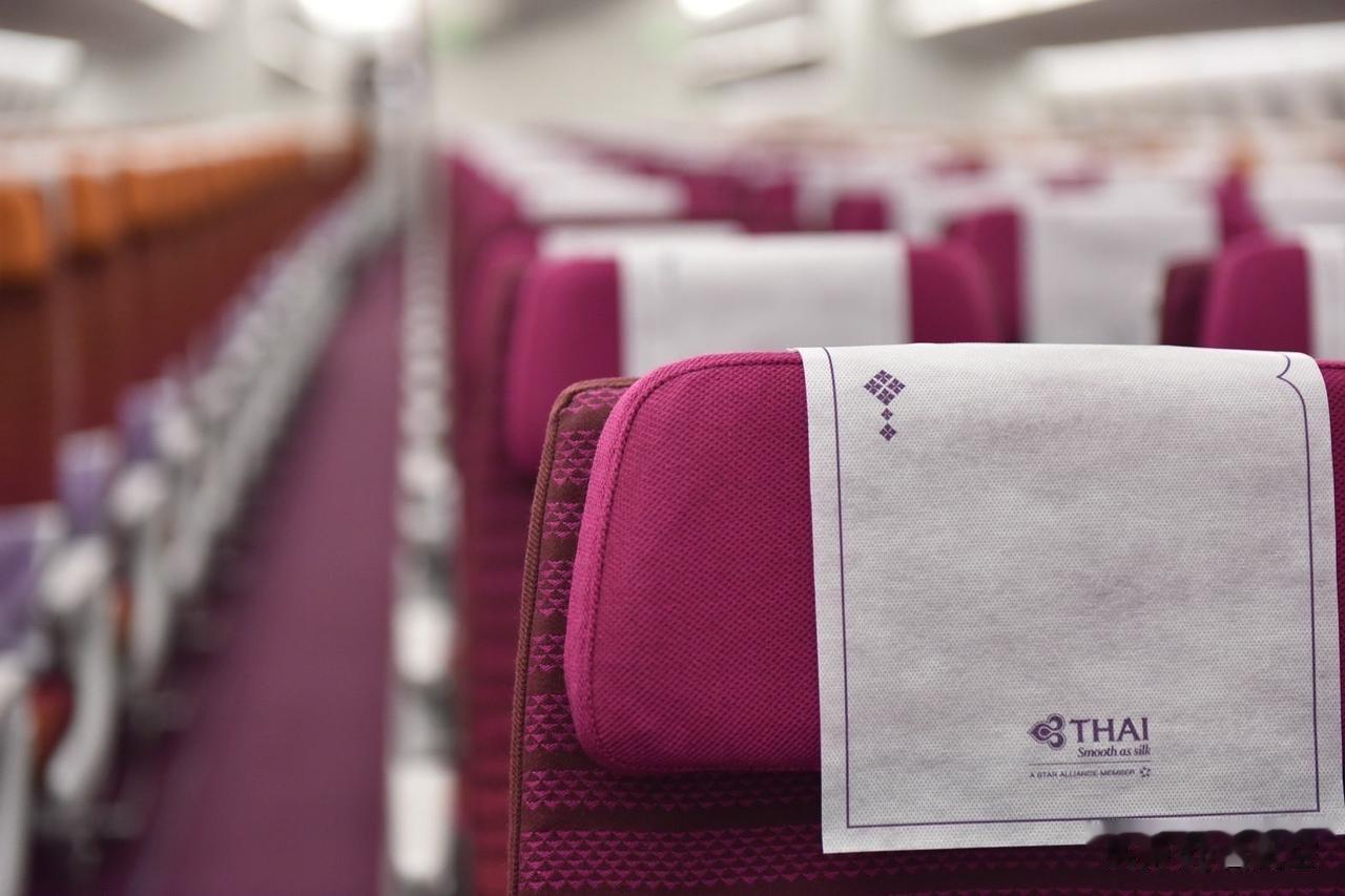 近日，泰国航空推出A350-900经济舱新内饰，有78-80厘米的座椅间距。