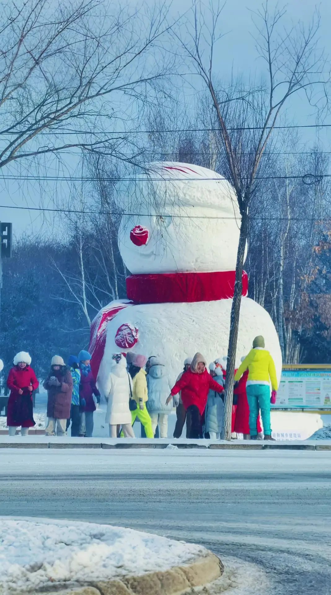 即将消融的阿勒楚喀路大雪人