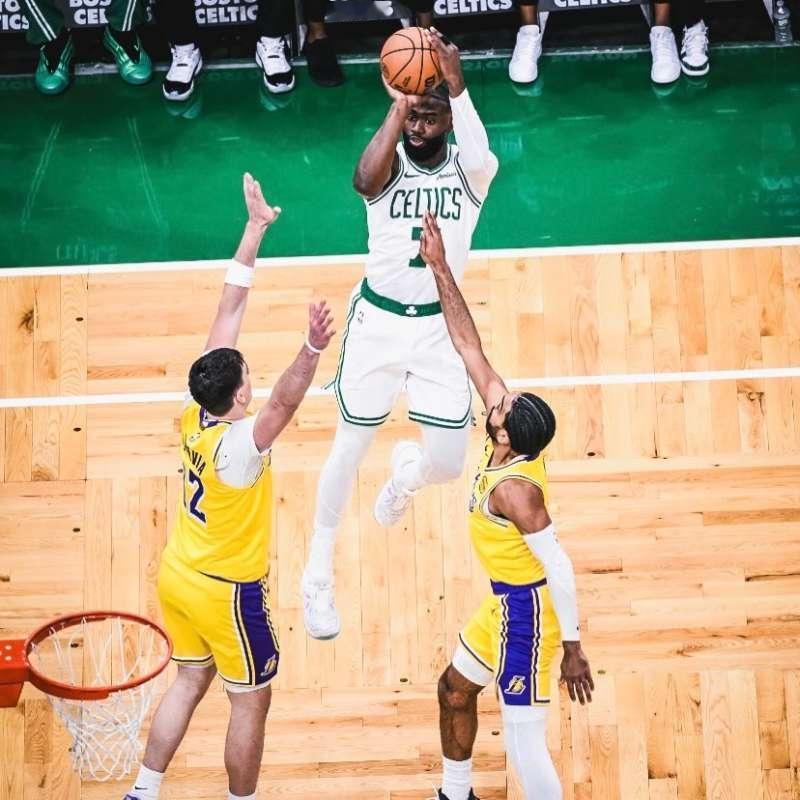 谈到如今走上正轨的凯尔特人，杰伦表示：“我们赛季初0胜3负，很多人就嘲讽我们，让