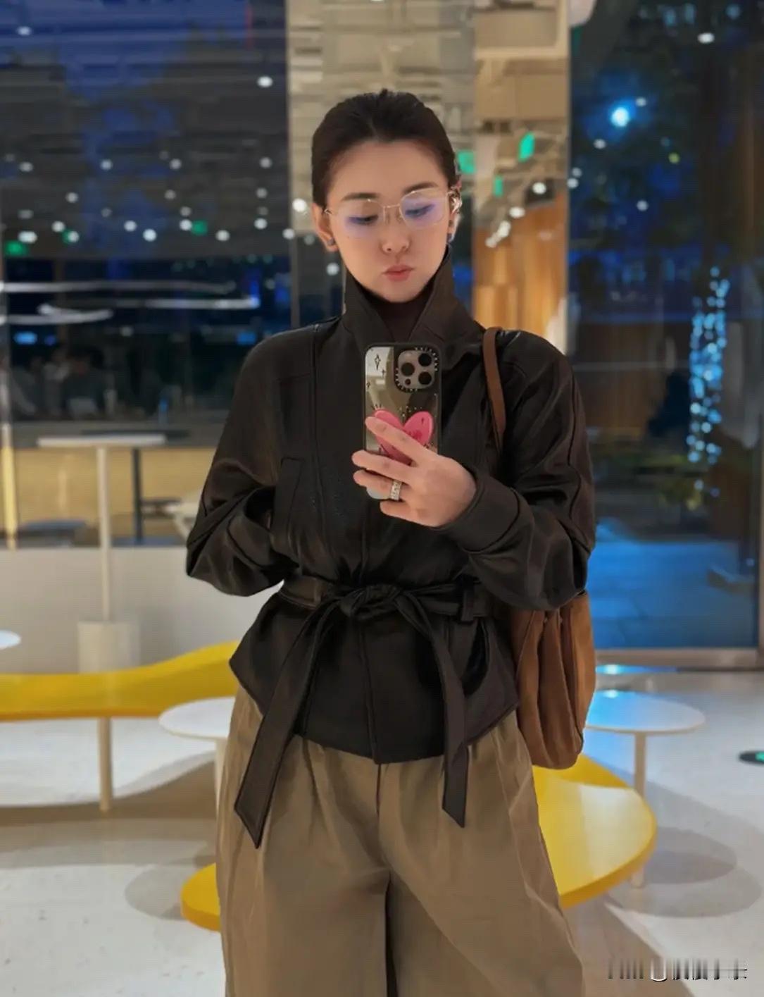 有钱真好！嫁给大连富二代的李小萌，逛街喝咖啡，开的是600万的劳斯莱斯……都是四