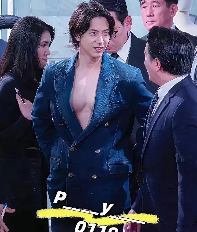 辛辛苦苦练出来的胸肌，又怕人看见，又怕人看不见 
