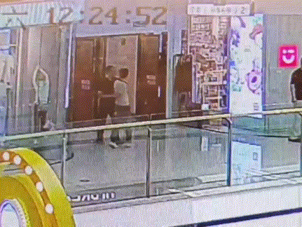 男子在商场偷拍多名女性，轮休战士一招“拿下”，警方到场后当场查获大量偷拍设备原来