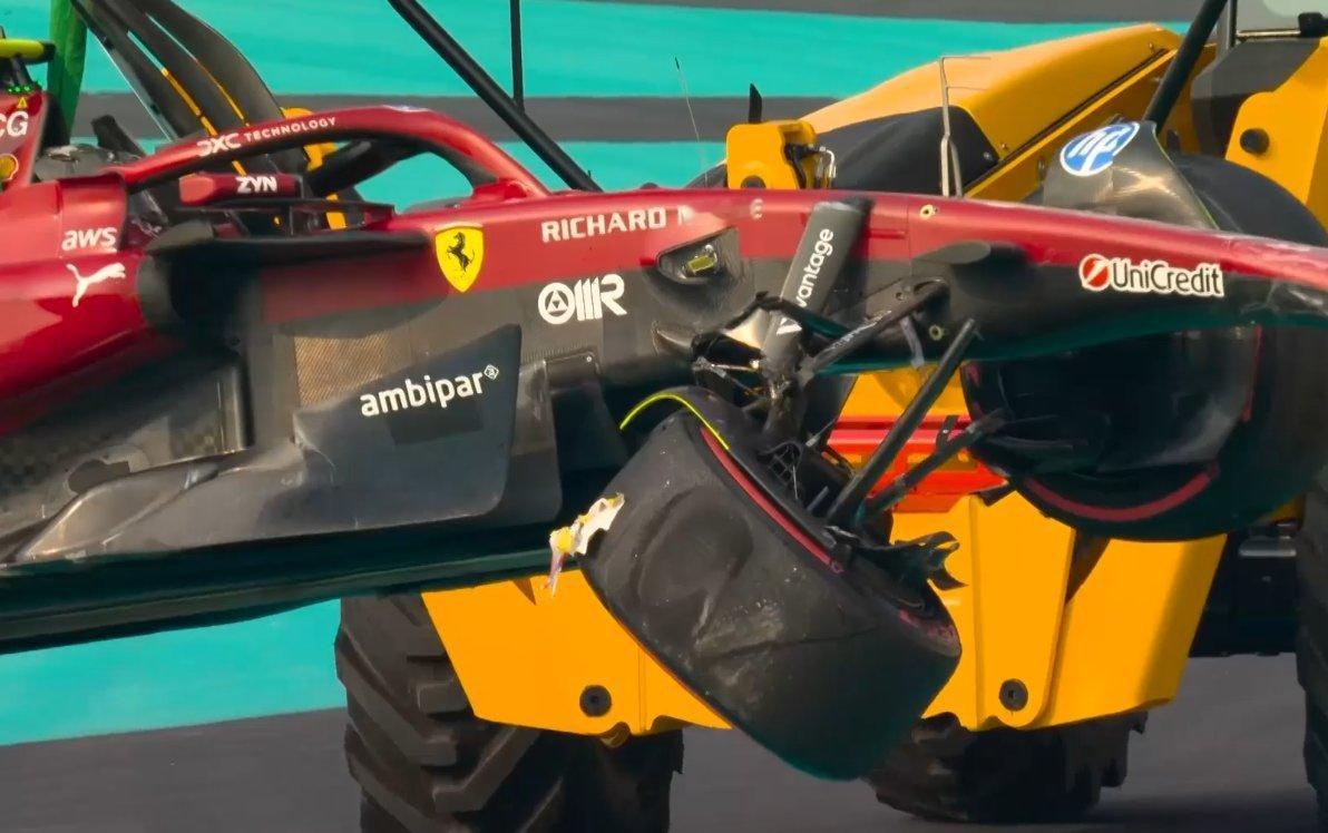 汉密尔顿赛车折断的右前悬挂特写📷2025f1阿布扎比大奖赛