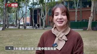 郑州中原区的巷子里，“嘻嘻丽”餐厅的木门一推，就是两种烟火撞在一起：烤炉里飘着西
