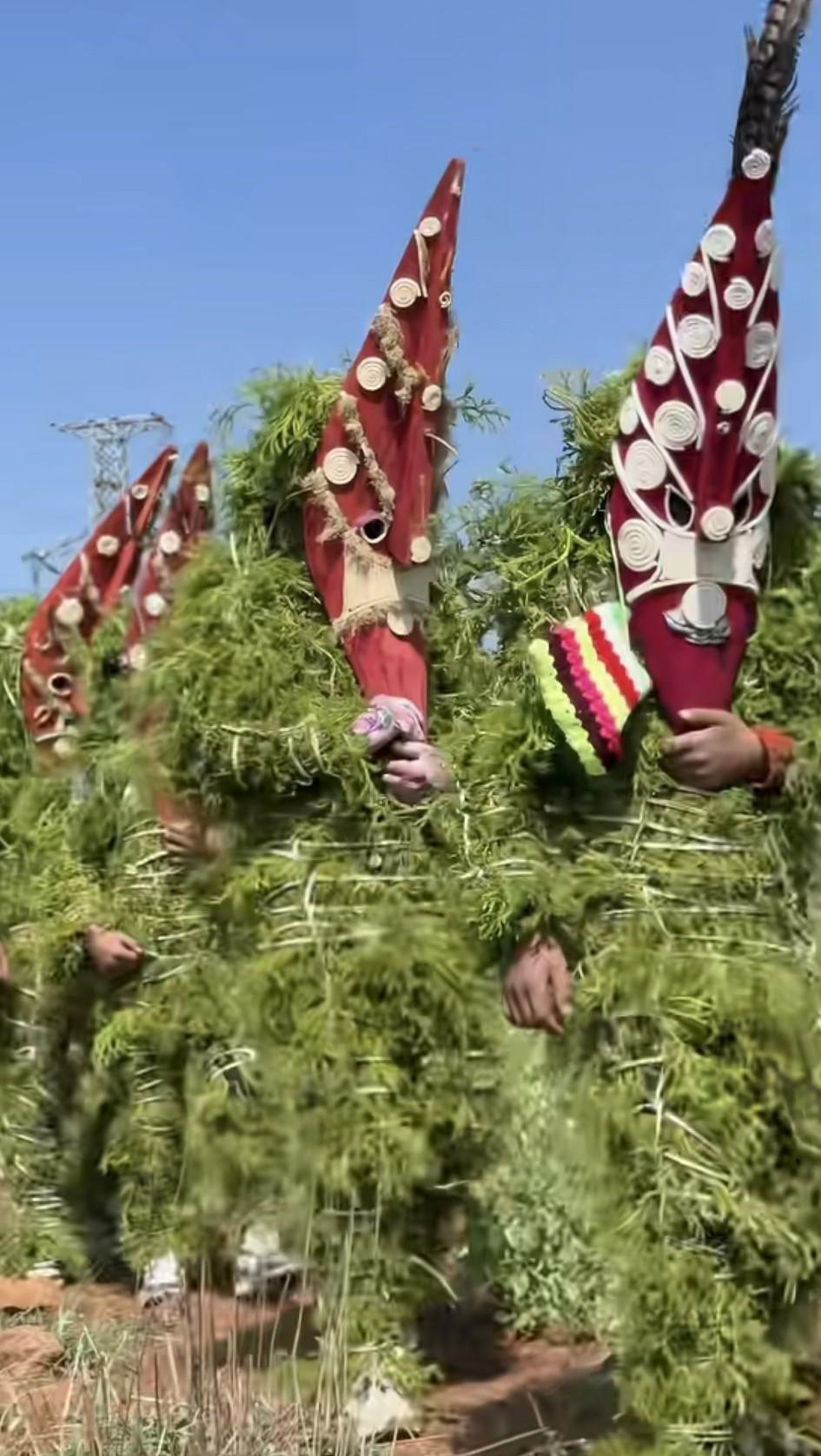 据说这是云南曲靖师宗的新年祈福活动！
作为一个曲靖人，我还是第一次听说这种玩法，