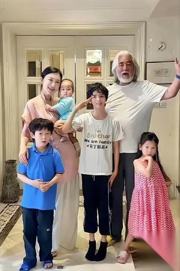 张纪中最近愁坏了

跟老婆闹分歧了

原因居然是要不要招个年轻男助理。

74岁