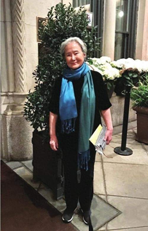 她是知名作家，已去世4年多，生前卖掉北京房子，随女儿定居纽约