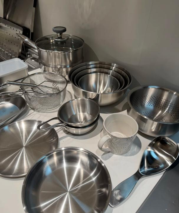 我家以前买不锈钢餐具，就认准那个“304”钢印，觉得刻上了就是好货，比啥都靠谱。