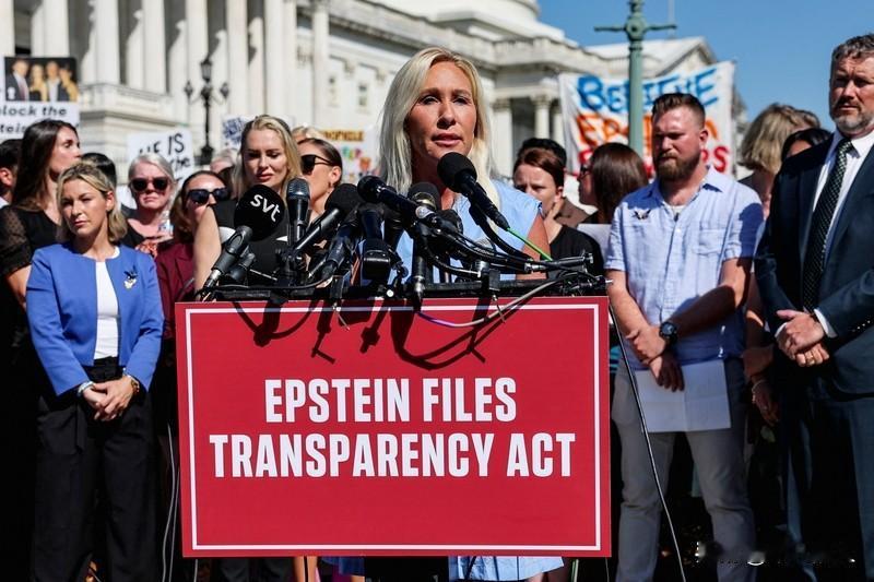 爱泼斯坦案文件现克林顿浴缸照 美国司法部公布爱泼斯坦案文件，里面克林顿的照片可不