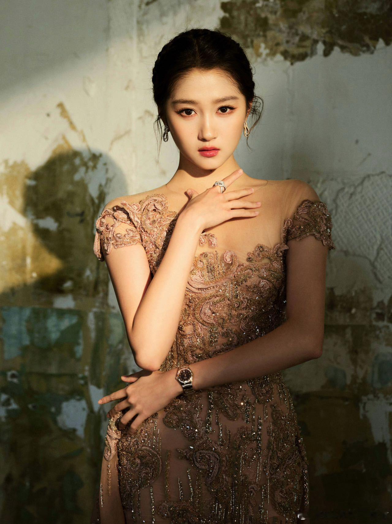 关晓彤视界大会生图关晓彤又美出新高度了 今日妆造再次封神！精致公主盘发搭配流光长