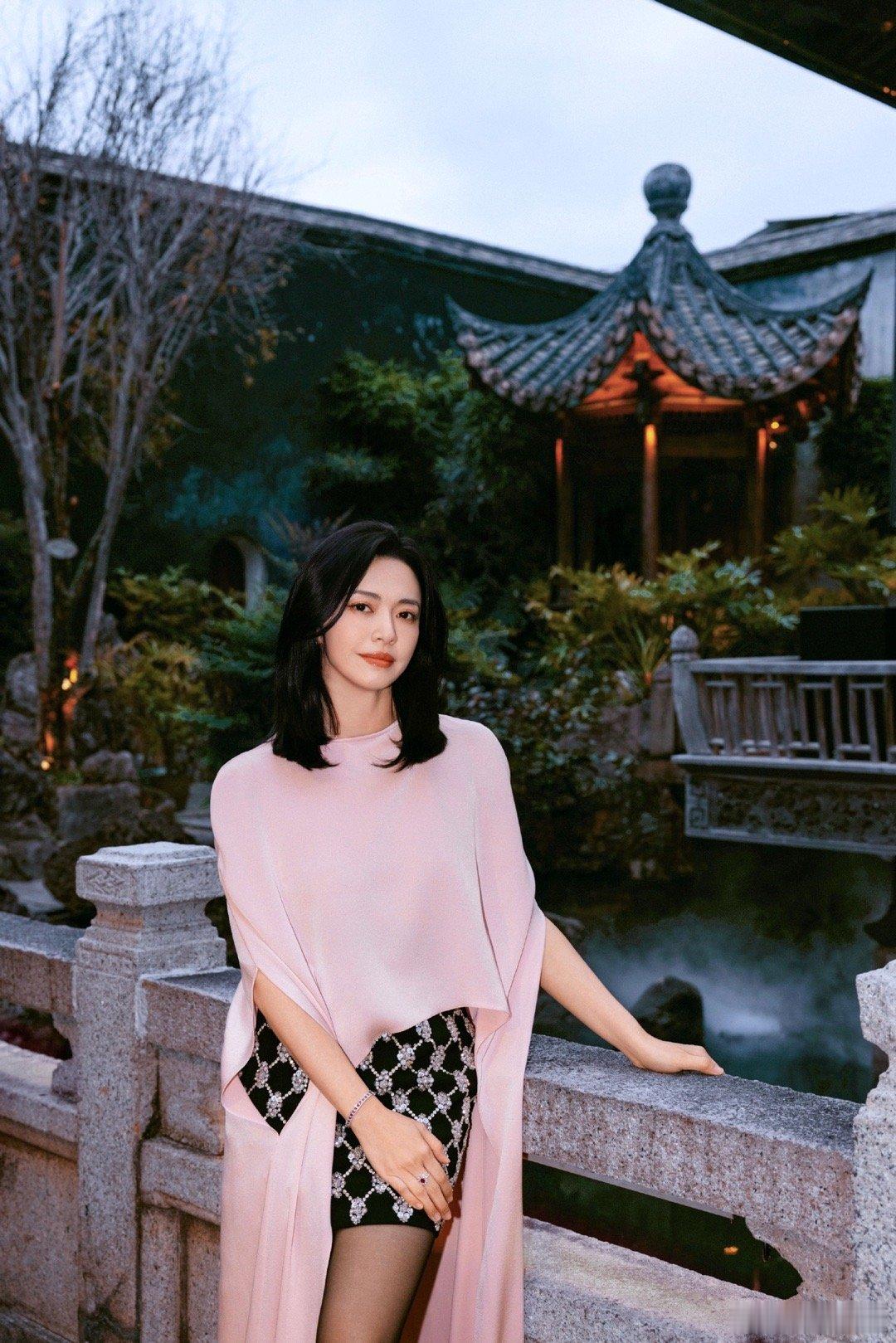 姚晨现身家乡春晚2026福建春晚姚晨回到家乡过年，与宁夏儿童共同演唱《宁夏》，温