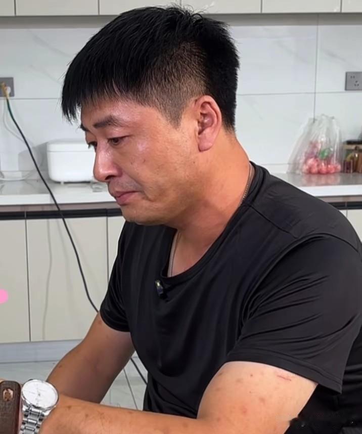 什么？！什么？！今天直播间里杰哥哭了？！

哭了！为什么呢？杰哥一向是笑哈哈的，