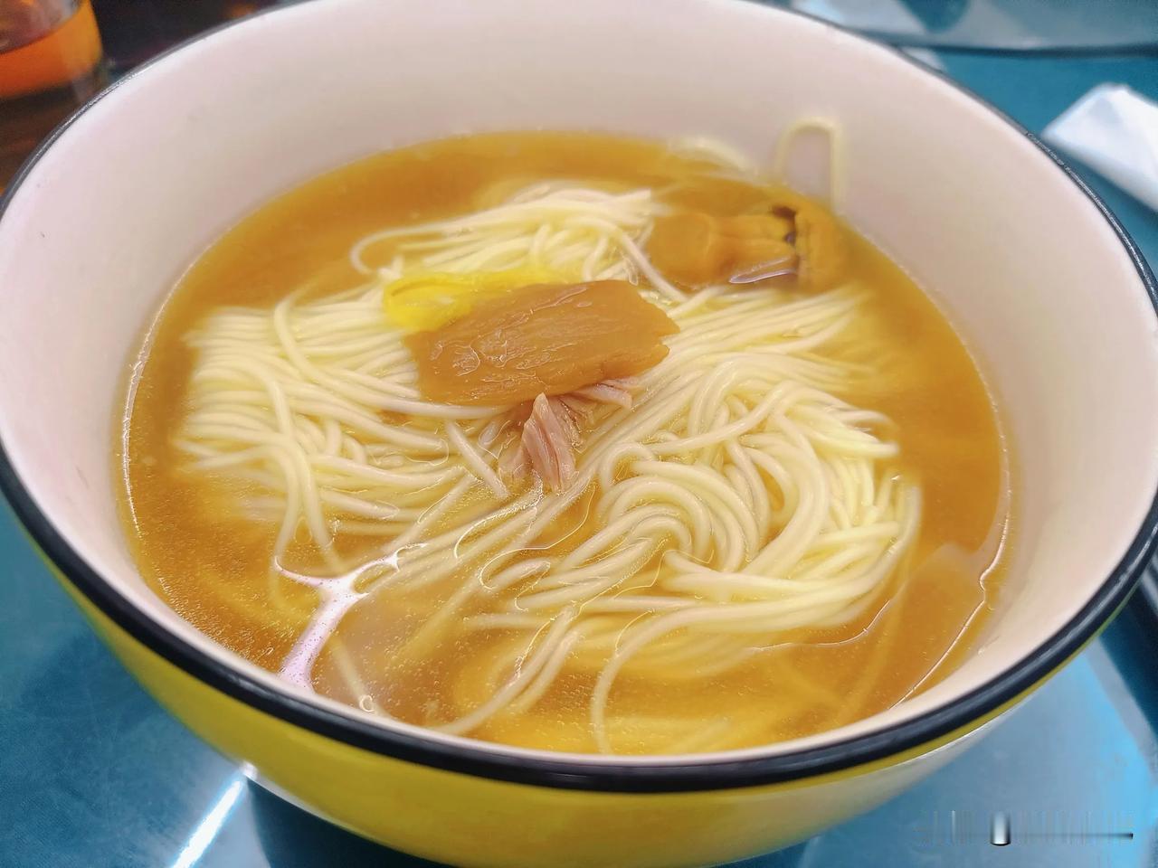 在老舅家吃饭，舅妈正好今天买了两个蹄膀，放了不少姬松茸和竹荪，炖了一大砂锅。炖够