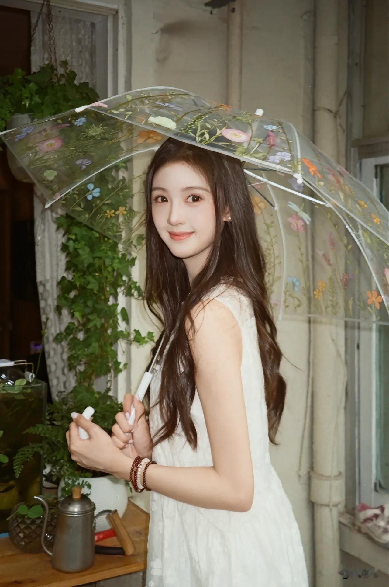 清新少女撑花伞，雨中漫步，浪漫如画。
