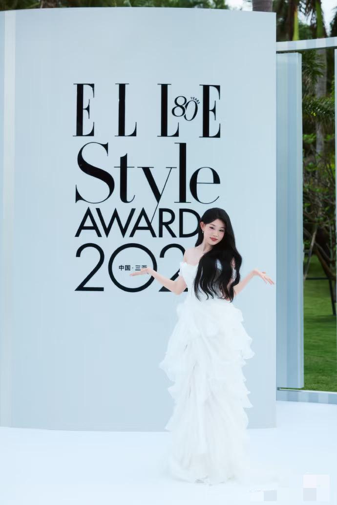 沈佳润首走红毯后闺蜜去围观了，
回来告诉我，
如果还有下一次，她估计还是得替这姑