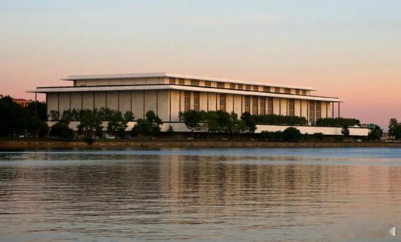 【肯尼迪中心更名为特朗普肯尼迪中心，遭肯尼迪家族反对】美国白宫新闻秘书莱维特18