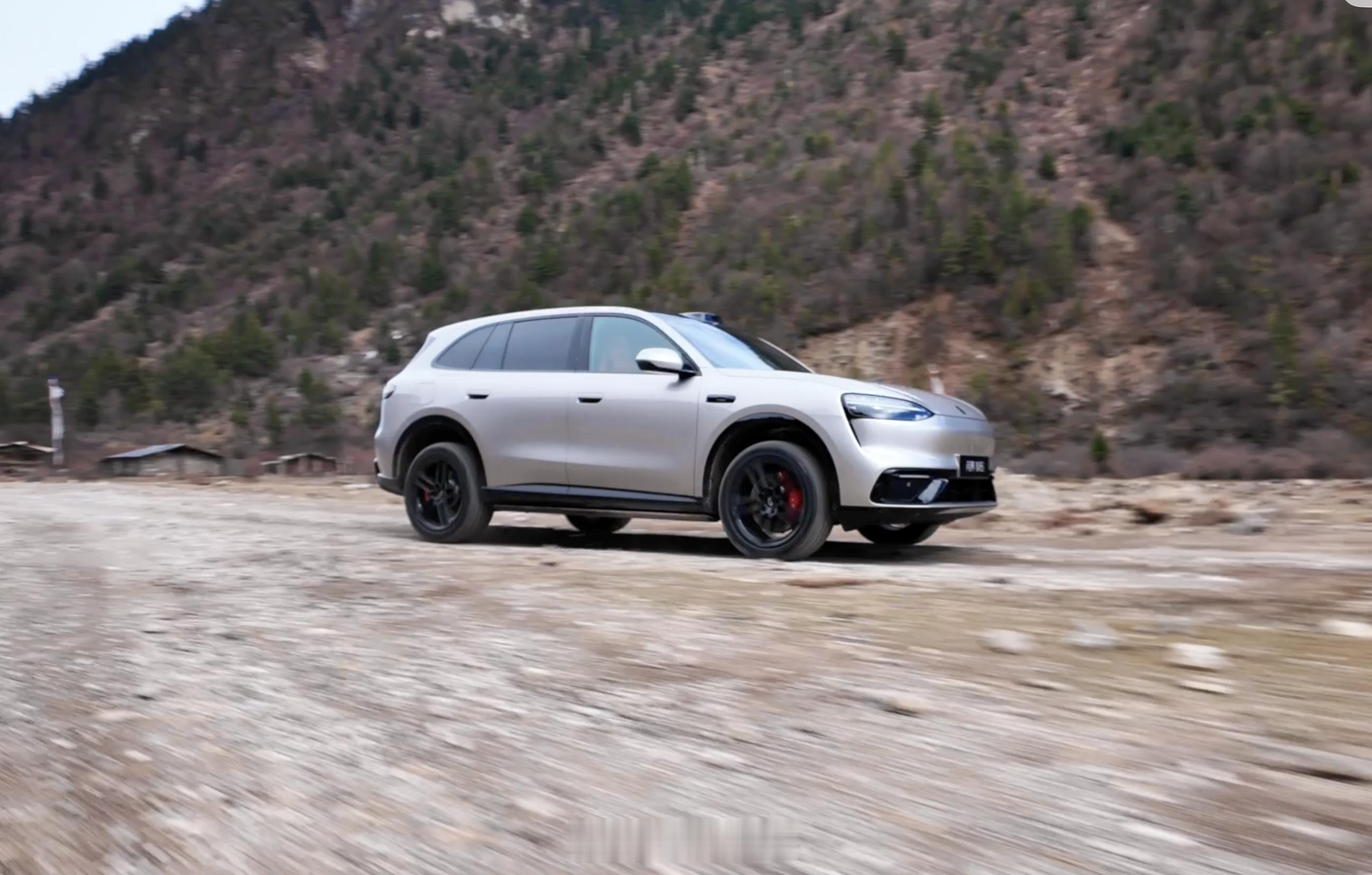 张臻东称问界M6是快乐的车张臻东+栗子这组合选得妙，一个看机械素质，一个看日常体