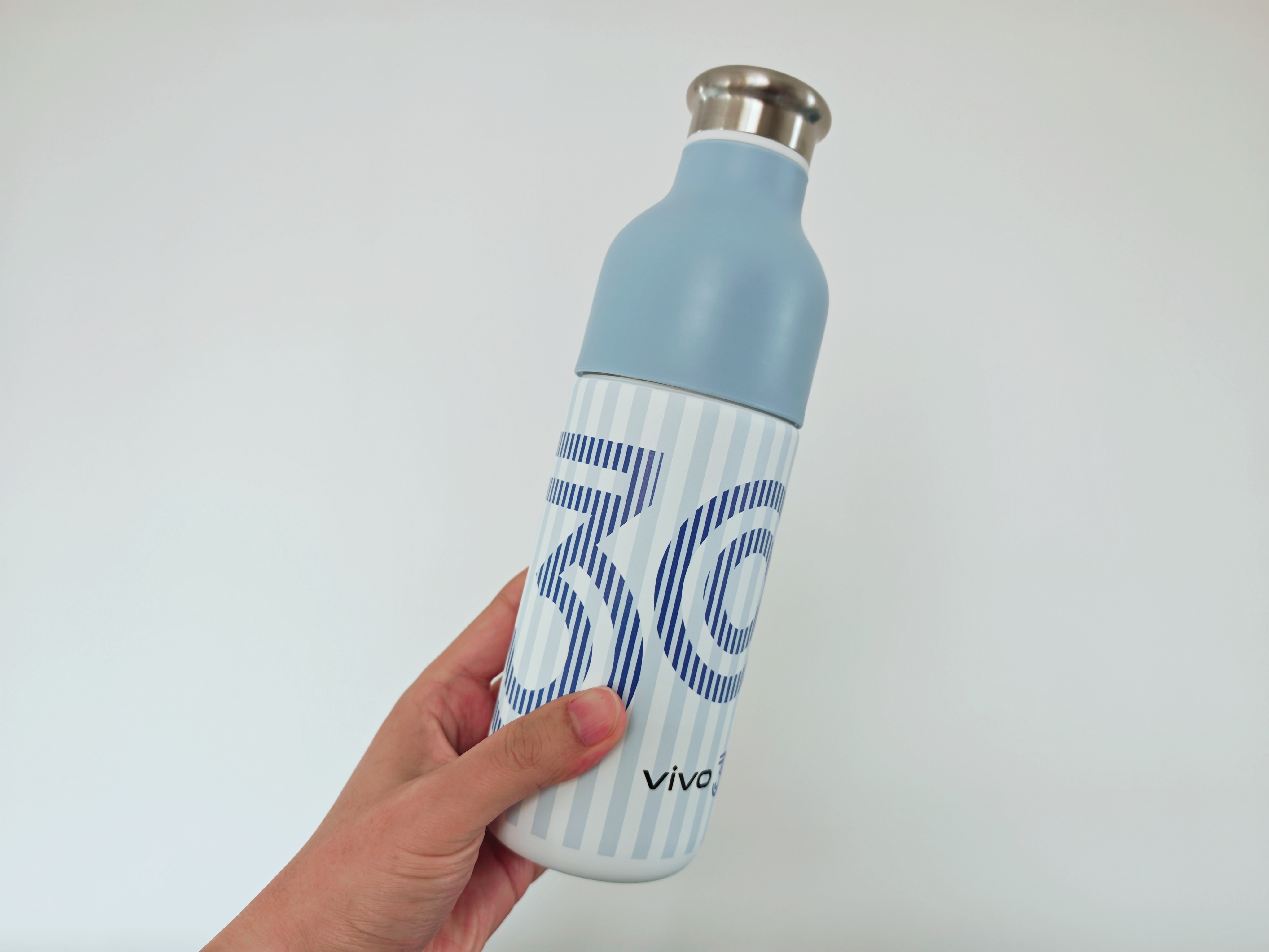 又找到一个vivo成立30周年的定制水杯，送给可爱的粉丝们吧。还是关注+点赞就行