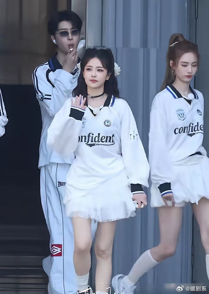 于洋在综艺里把白鹿认成黄子韬老婆徐艺洋，拍胸脯说刚从这儿路过。 黄子韬一开始自信