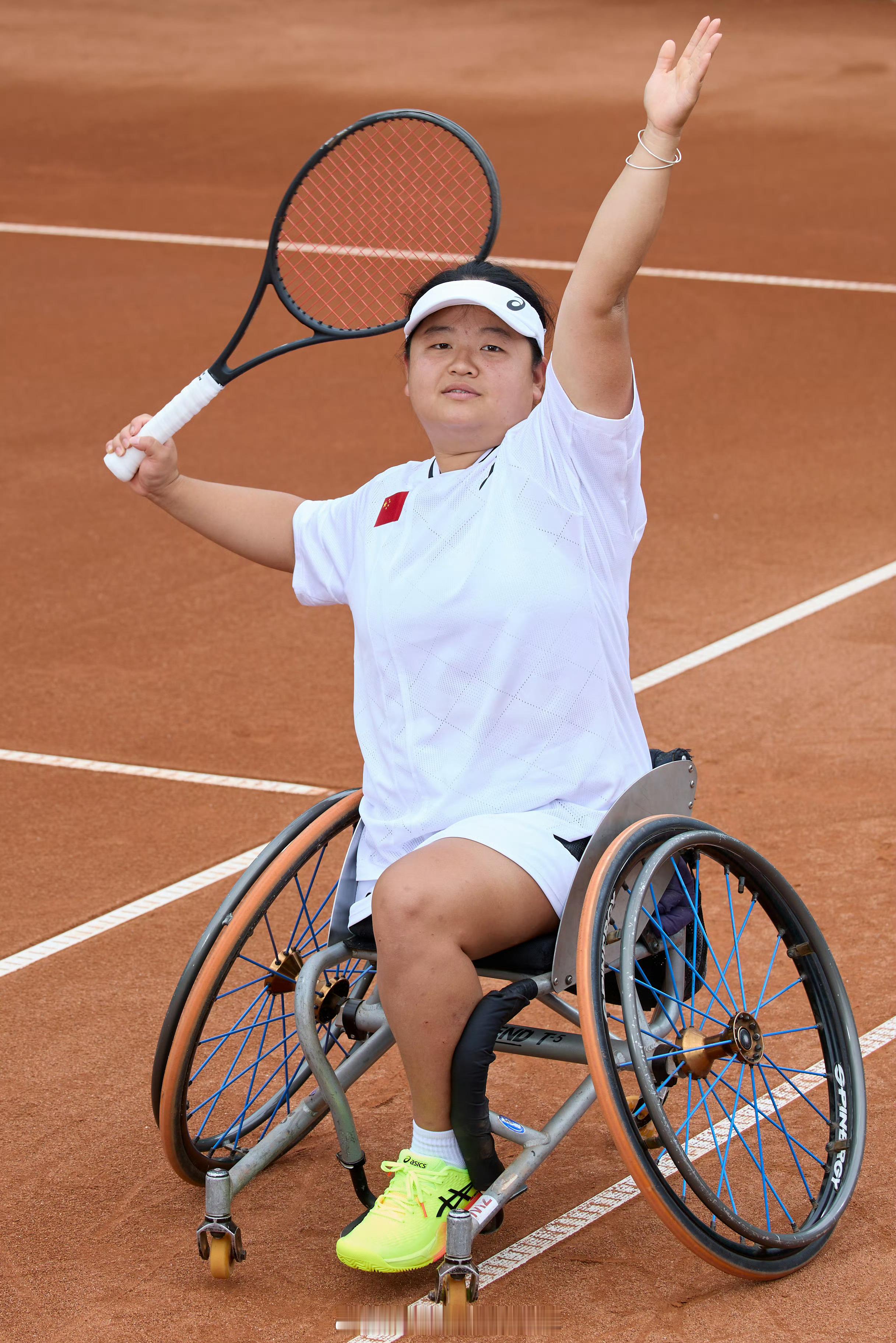 1998年出生的王紫莹来自四川达州，2001年的一场车祸让年幼的她失去右腿，但天
