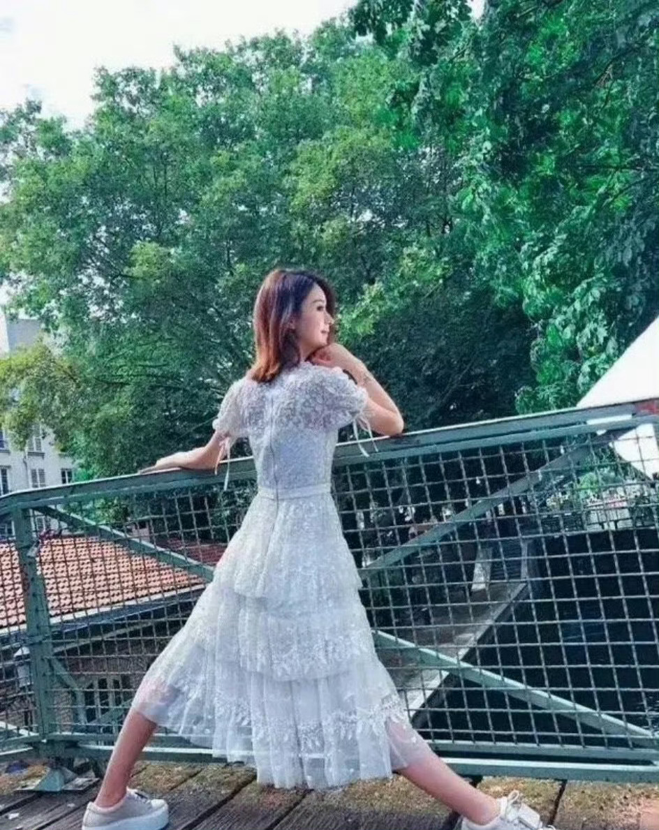 赵丽颖高月香的舞蹈训练图小丽是很有舞蹈天赋的，不知道说什么了，给大家劈个叉吧我就