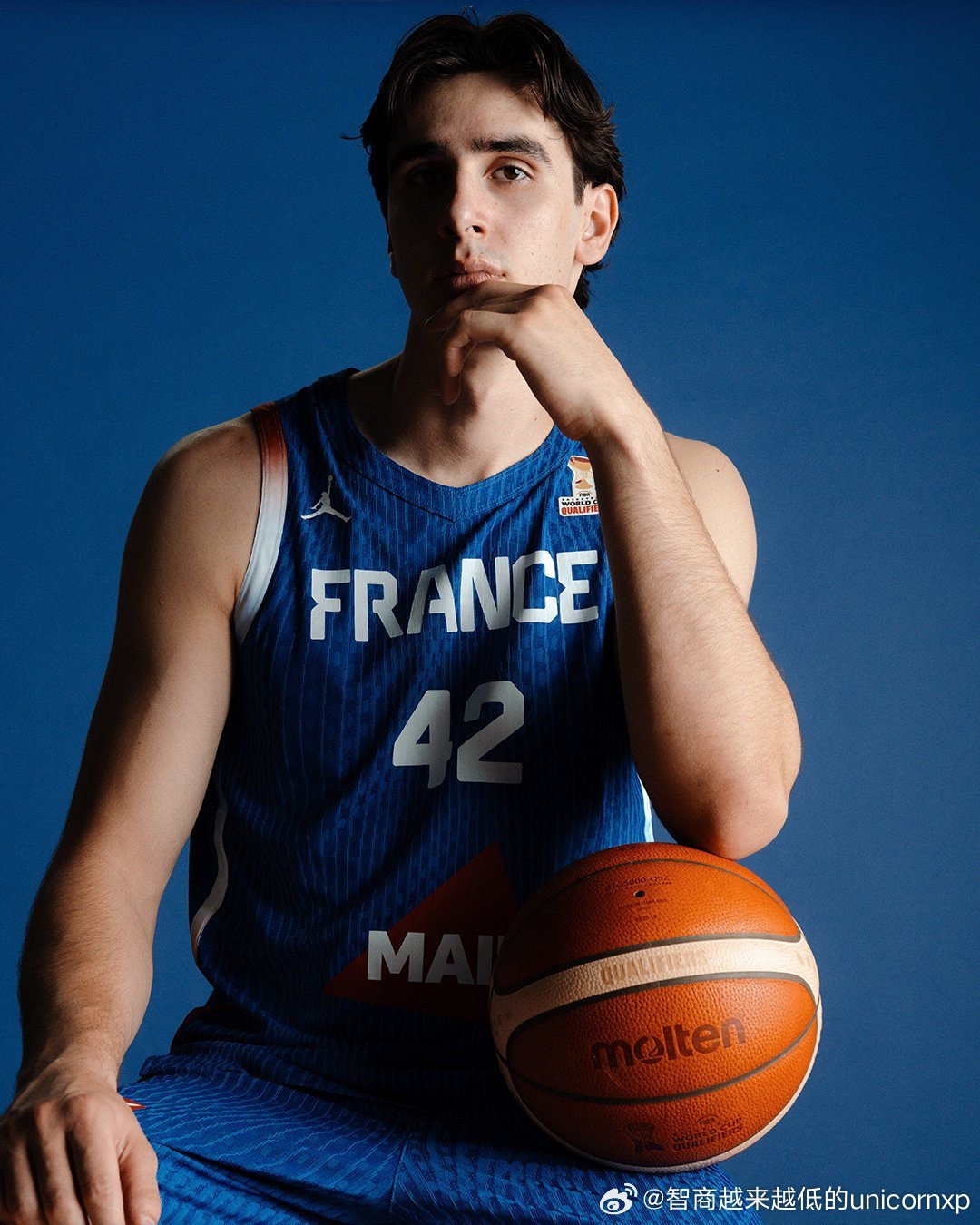 雷诺正式披上法国国家队球衣欧洲篮球NBA