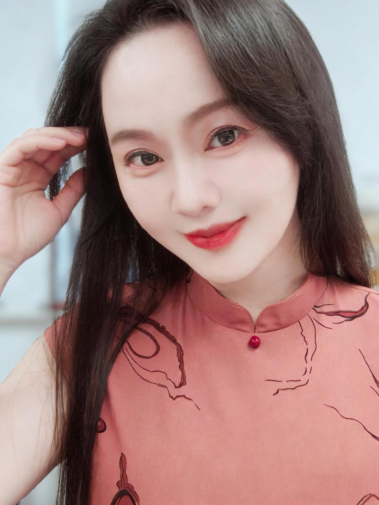 作为一个时尚爱好者，我超爱分享穿搭！夏天我常穿简约的白色短款T恤，搭配蓝色高腰牛